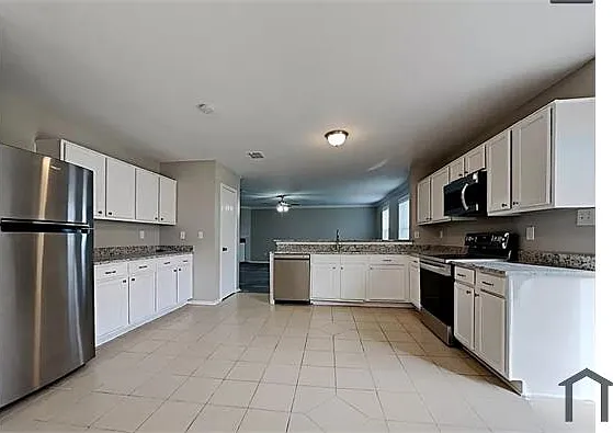 5 bed, 3412 sqft, $3,900 — Photo 2