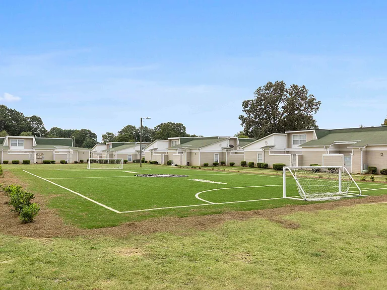 Hunters Pointe — Photo 2