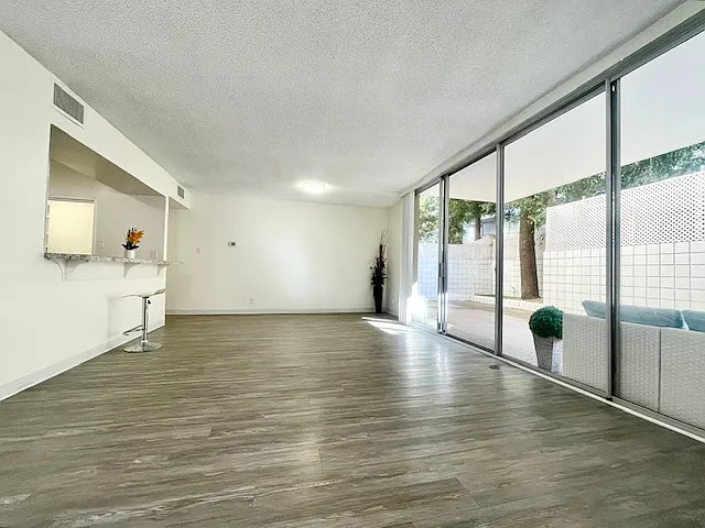 Occidental Towers Apartments — Photo 177