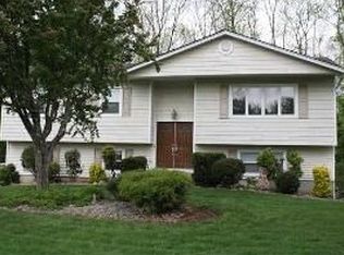 15 Stacie Ln, Spring Valley, NY 10977