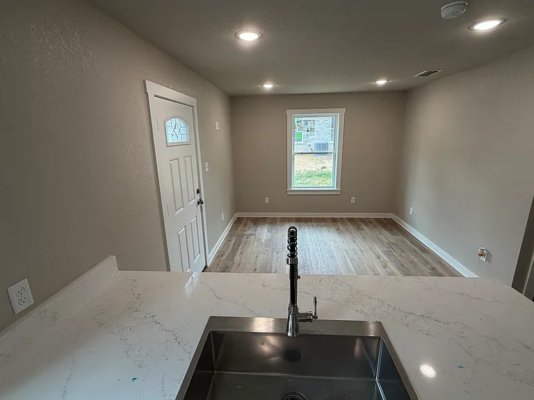 2825 Sara St — Photo 8