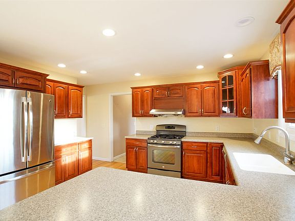 5th image of 10402 Forest Glen Ct