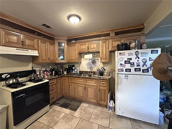 2nd image of 1013 Sandalwood Dr
