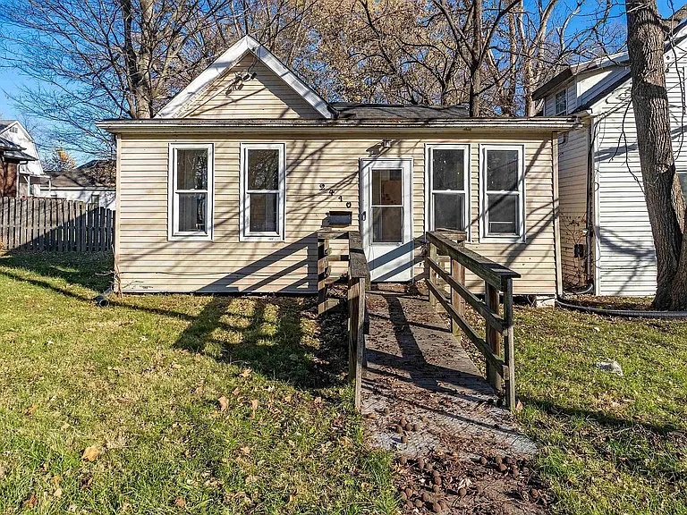 2410 N Ellis St — Photo 2
