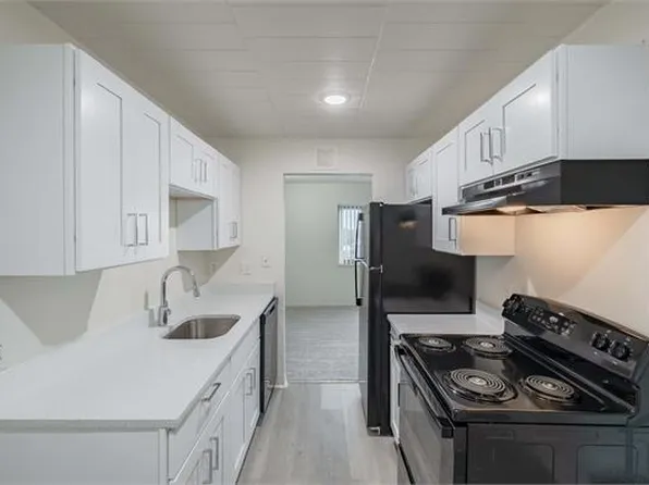 27600 Franklin Rd, Southfield, MI 48034