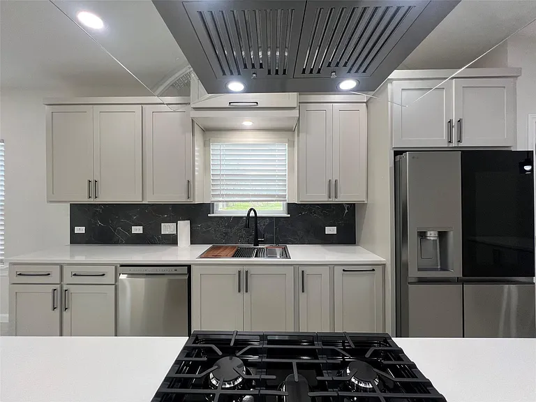 817 Center St — Photo 17