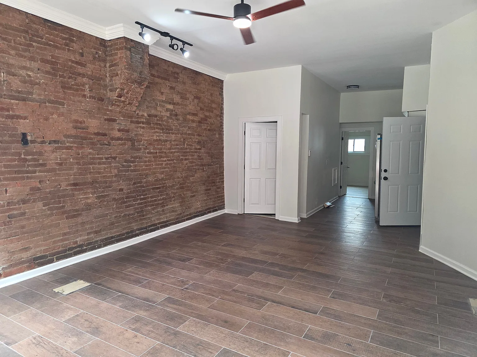 407 E Carson St — Photo 3