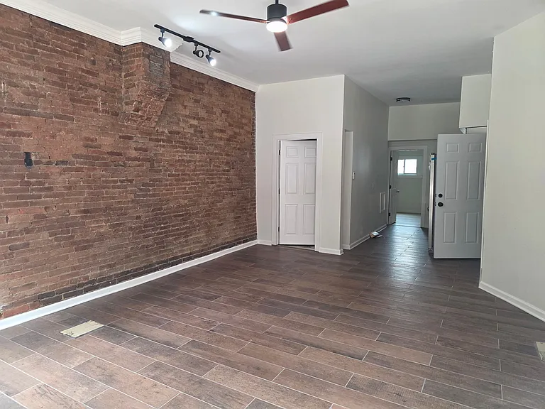 407 E Carson St — Photo 3