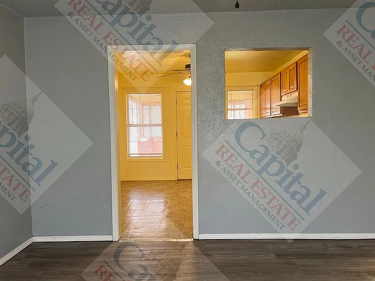 219 E Douglas Dr — Photo 4