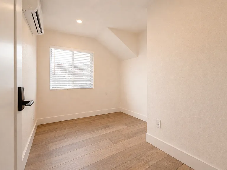 1803 Oxford St — Photo 60
