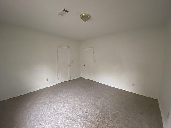 3rd image of 558 Cleveland St