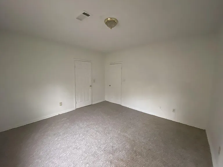 558 Cleveland St — Photo 3