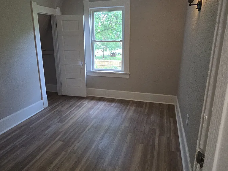 3827 1/2 Lockwood Ave — Photo 10