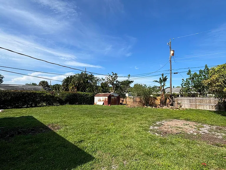 328 Urquhart St — Photo 31