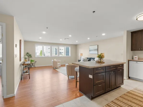 38 Dunham Rd APT 204, Beverly, MA 01915