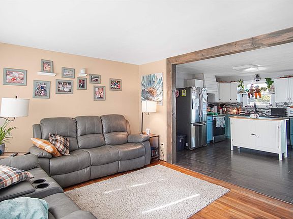 3rd image of 5 Deborah Ave