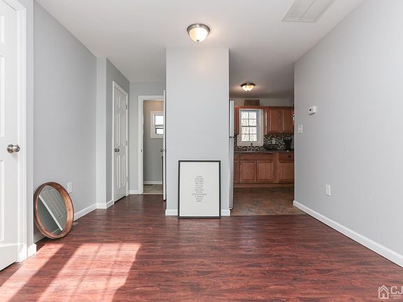 5th image of 552 E Milton Ave
