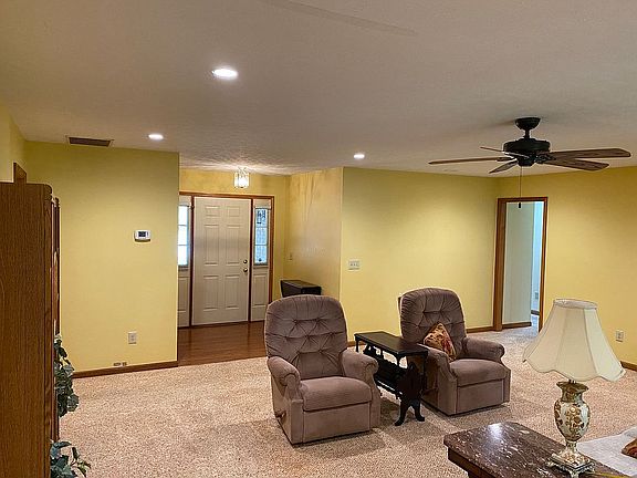 3rd image of 210 Fivepines Ct