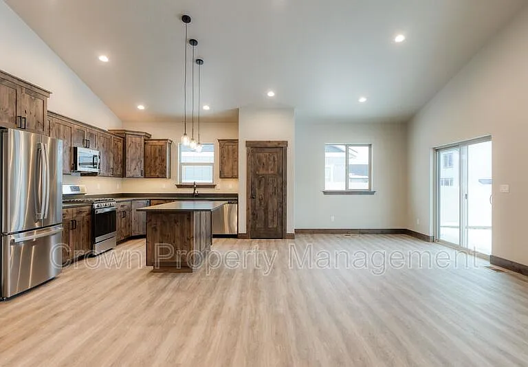 4032 Snowberry Ave — Photo 1