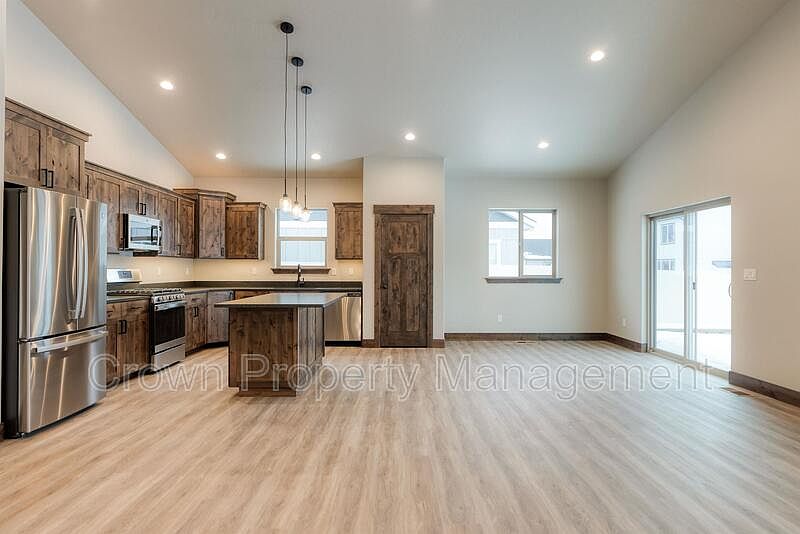 1st image of 4032 Snowberry Ave