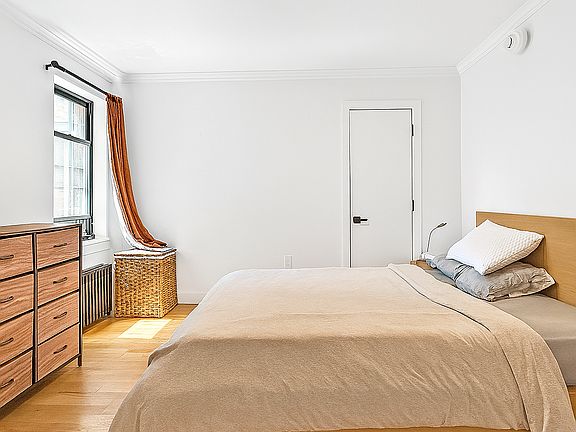 3rd image of 166 W 75th St APT 403