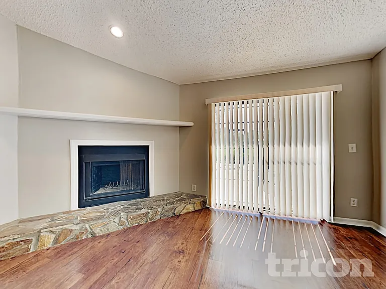 2025 Helm Ln — Photo 11