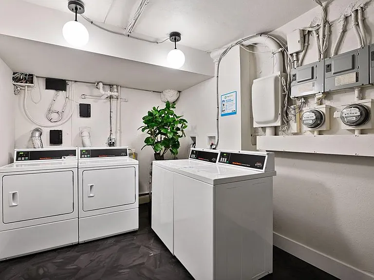 2700 Garfield Ave S #101 — Photo 12