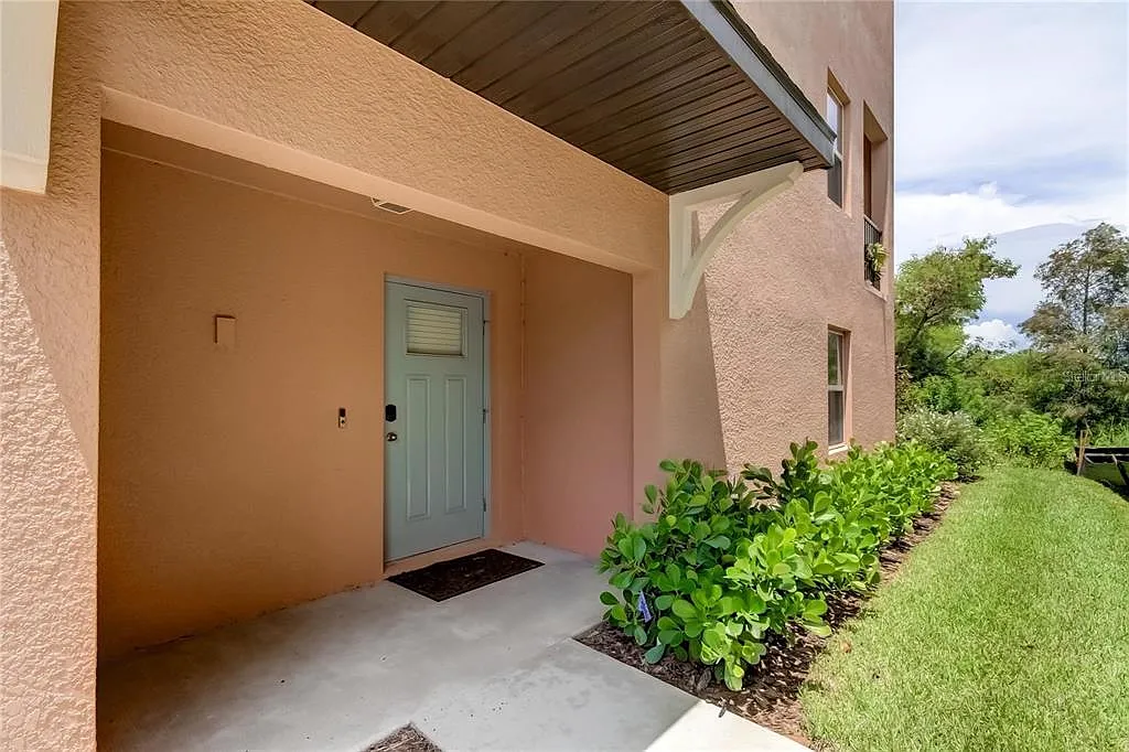 3 bed, 3.0 bath, 2030 sqft, $2,600 — Photo 2