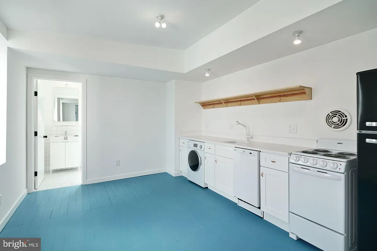 Building Photo - 2329 Frankford Ave #C
