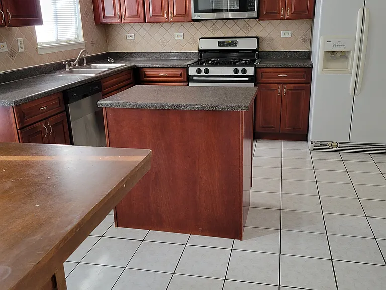 778 Stanford Ln — Photo 2
