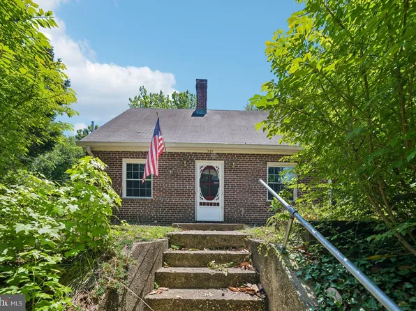 907 Charles St, La Plata, MD 20646
