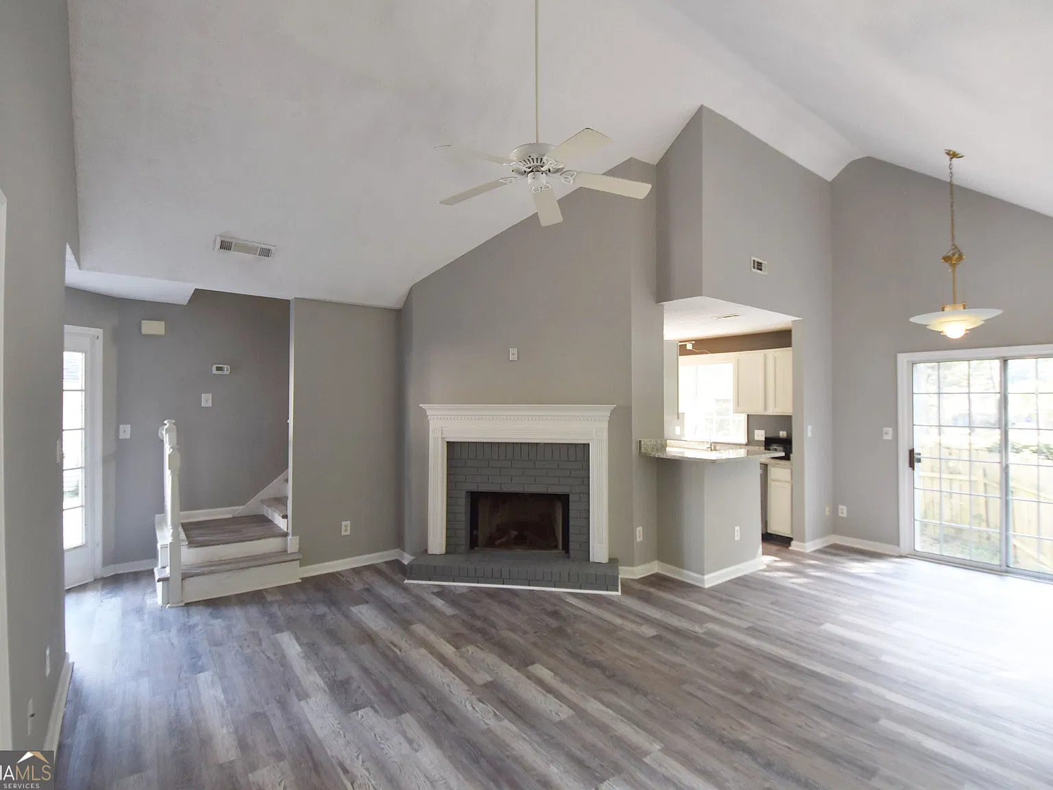 3 bed, 2.0 bath, 1328 sqft, $2,200 — Photo 3