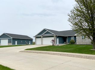 507 38th St, Spirit Lake, IA 51360