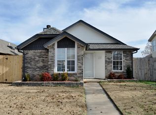 2122 Lonnie Ln, Moore, OK 73170