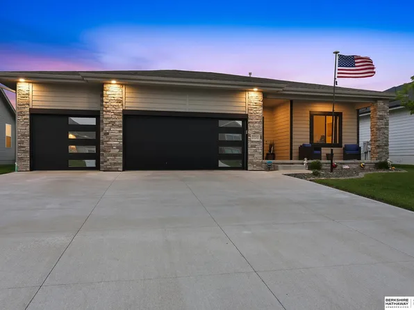 7713 S 200th St, Gretna, NE 68028