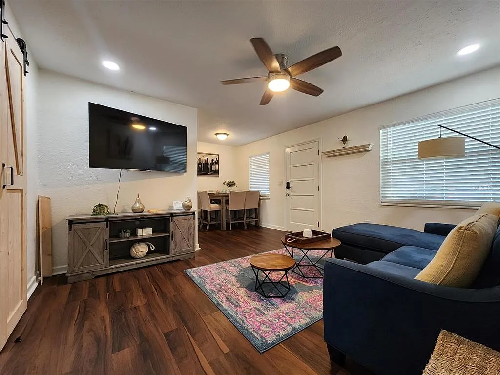 3 bed, 1.0 bath, 997 sqft, $2,500 — Photo 4