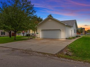 609 S Oak St, Pana, IL