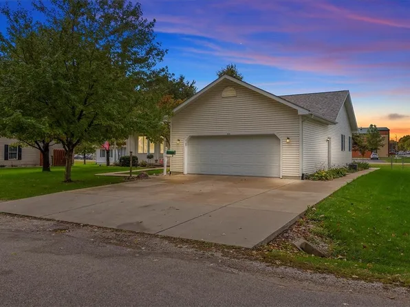 609 S Oak St, Pana, IL 62557