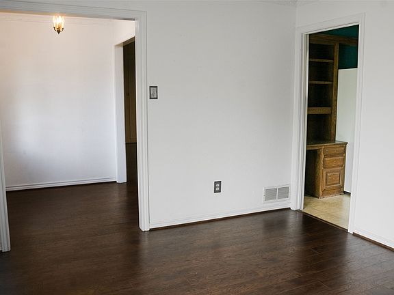 3rd image of 2405 Country Valley Rd