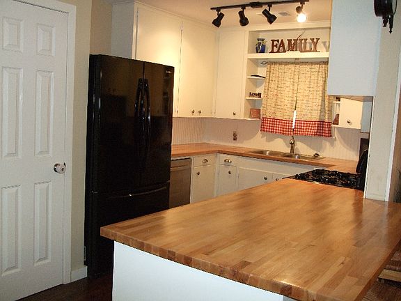 4th image of 1704 S Park St