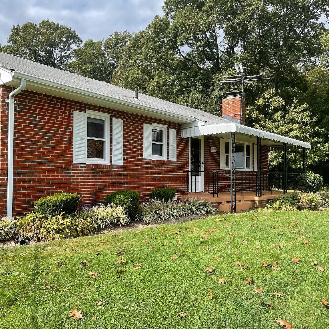 3 bed, 1.0 bath, 1450 sqft, $2,400 — Photo 2