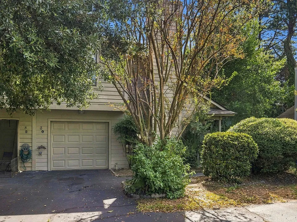 30 Maplecrest Dr