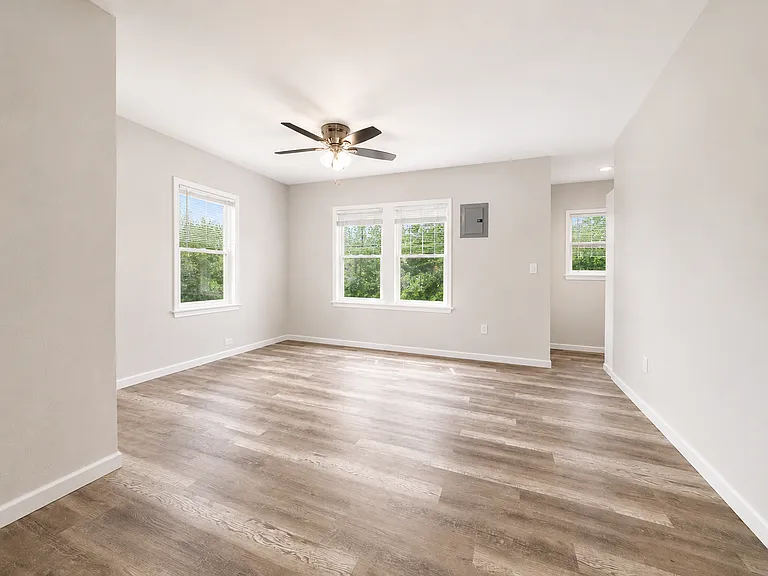 307 W Adams St #C — Photo 6
