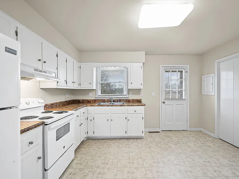 109 Holley St #B — Photo 6