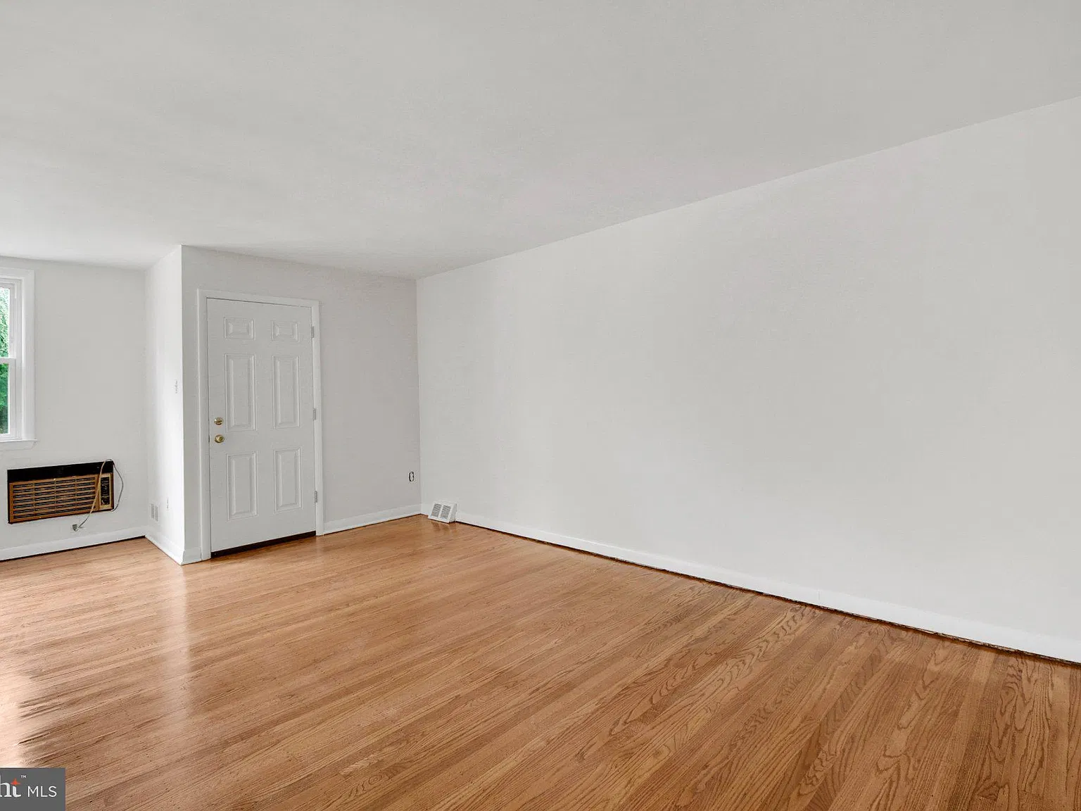 2 bed, 1.0 bath, 933 sqft, $1,650 — Photo 3