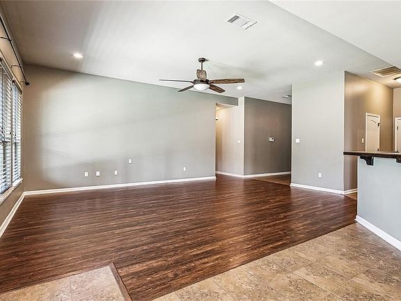 3rd image of 925 Weston Dr