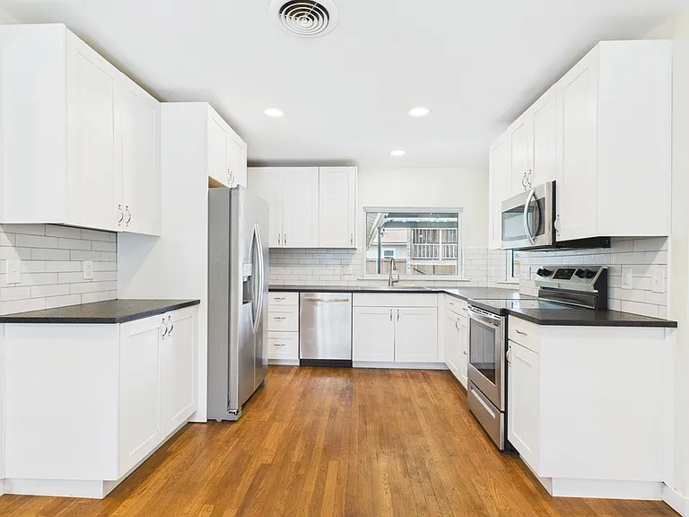 409 S Pear St — Photo 15