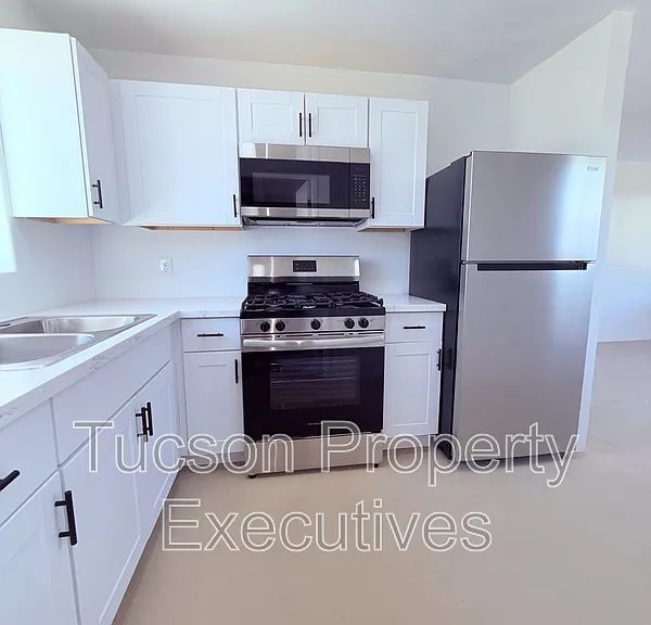 814 N Alvernon Way #A — Photo 1