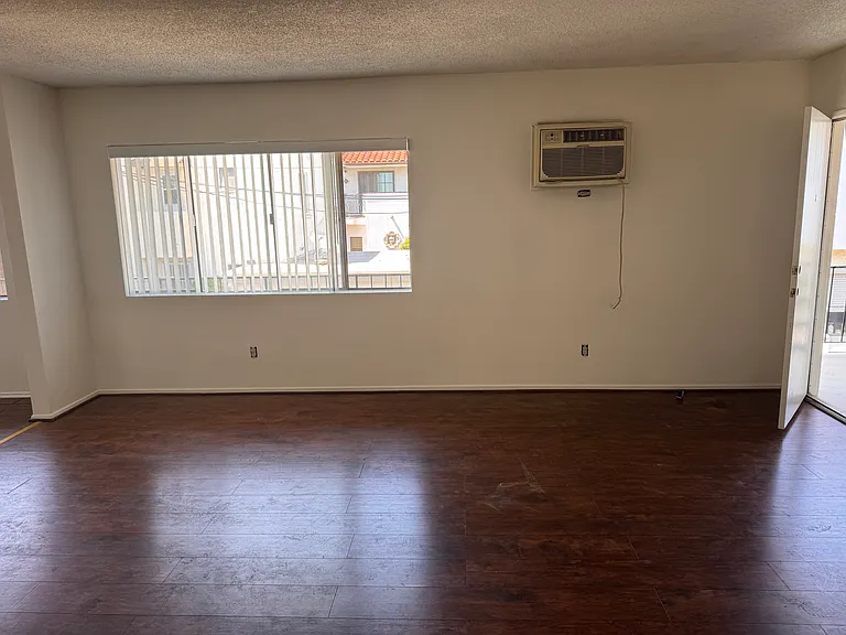 1344 N Columbus Ave #11 — Photo 4