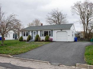 34 Woodcrest Dr, Riverside, RI 02915